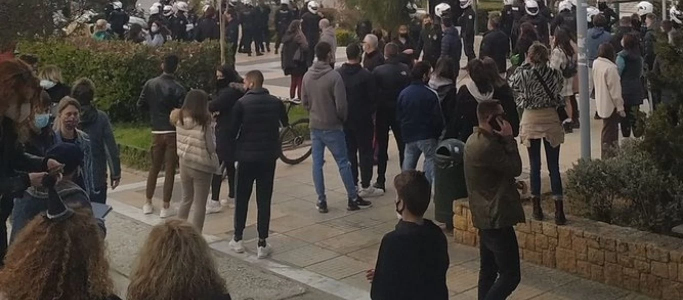 Επικό «άκυρο» δημοσιογράφων από πολίτες: Έψαχναν κάποιον για να κατηγορήσει τις διαδηλώσεις... και δεν βρήκαν κανέναν!